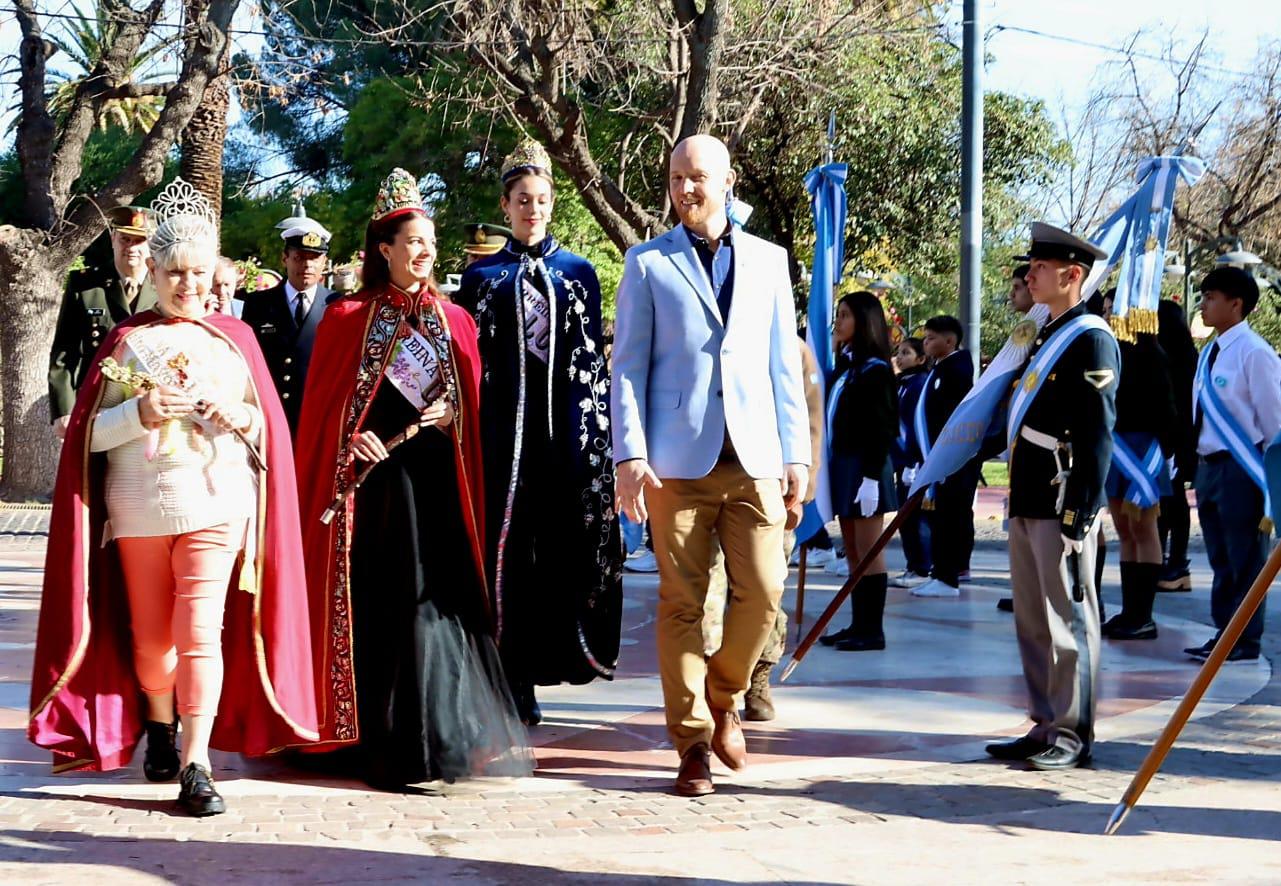 Reina y Virreina departamental junto al Jefe de Gabinete Esteban Allasino