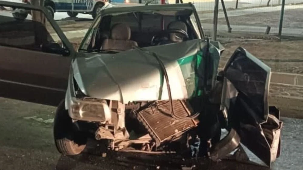 bomberos-rescataron-dos-personas-que-chocaron-contra-un-poste-luz-el-conductor-estaba-alcoholizado