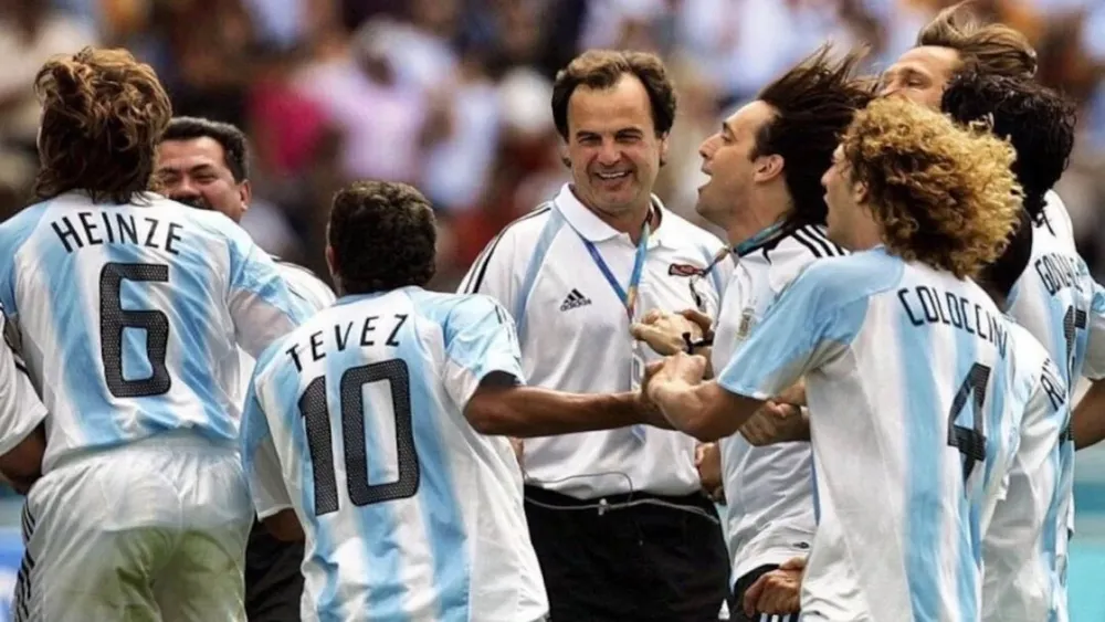 marcelo-bielsa-festeja-la-medalla-dorada-en-los-juegos-olimpicos-de-atenas-2004-ZXL7LNEPKNDNNOJ45KMFPFKZIY