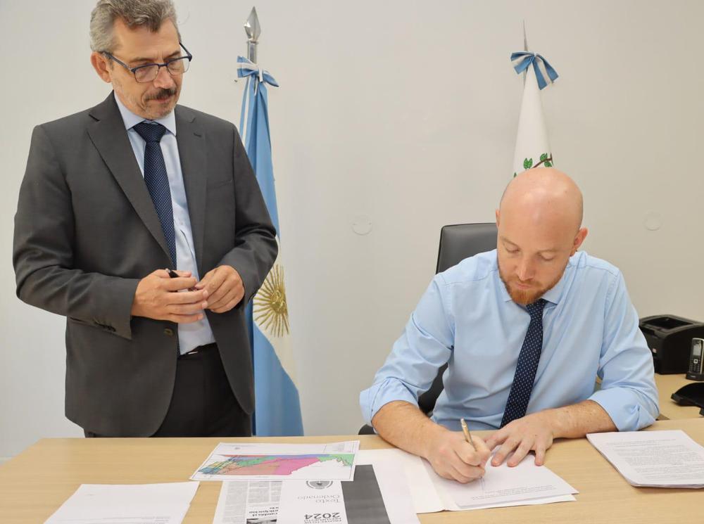 Esteban Allasino firmando la demanda