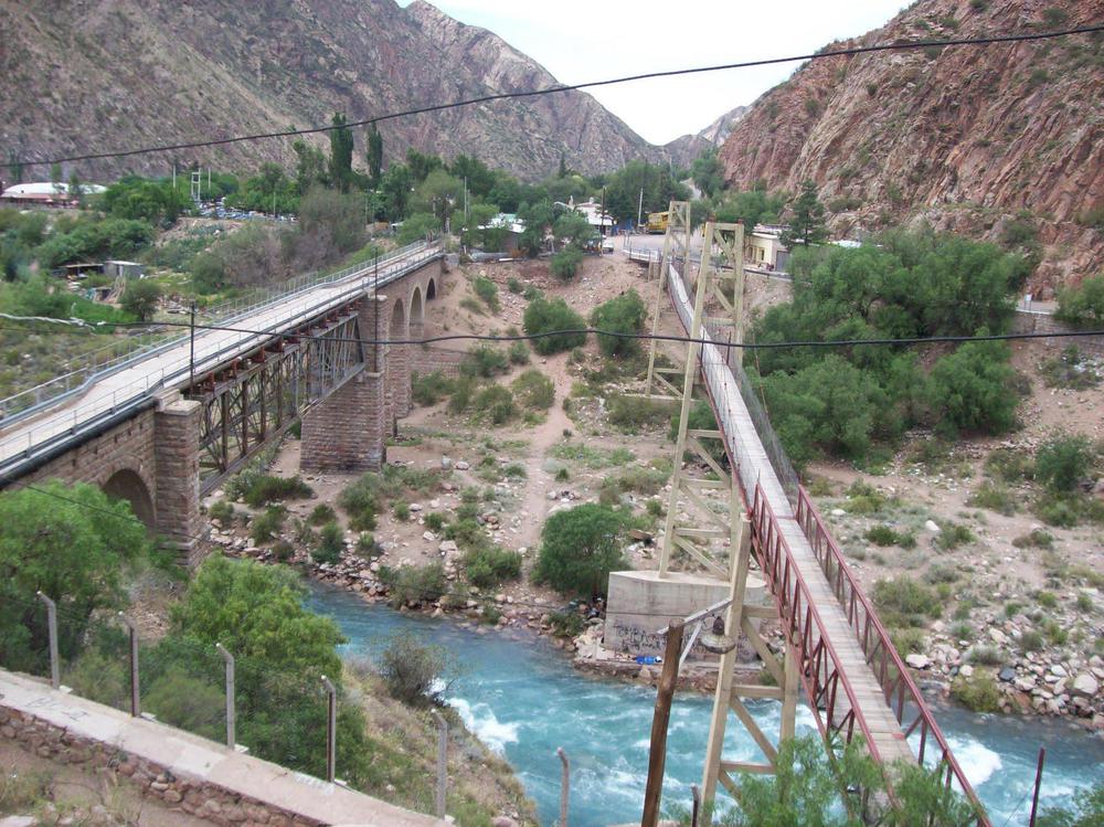 Puente_colgante_peatonal_y_puente_vehicular_en_Cacheuta (1)
