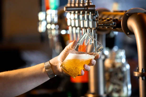 servir-una-pinta-en-un-bar